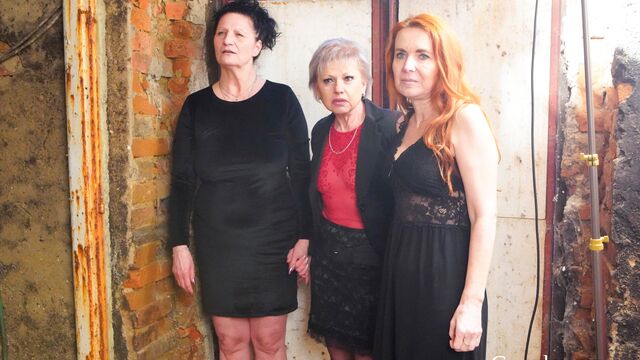 Grannies with dirty mindset Anna K and Bianca M are sucking through the holes