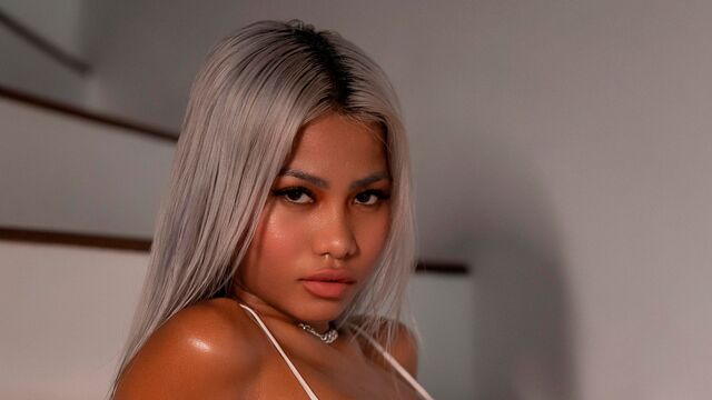 Beauty with a gorgeous body RiriQ demonstrates herself