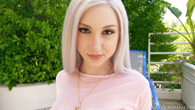 Bitchy blonde hottie Skylar Vox likes fucking with a large penis