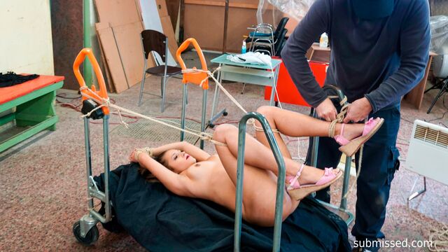 Outdoor pleasure session with a hot brunette Serenya Gomez