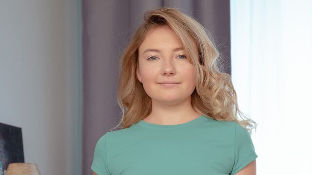 Cute-looking young chick Luna Umberley is enjoying hard pound