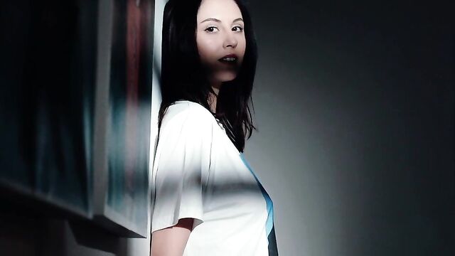 Awesome brunette hottie Sade Mare likes stimulating her pussy