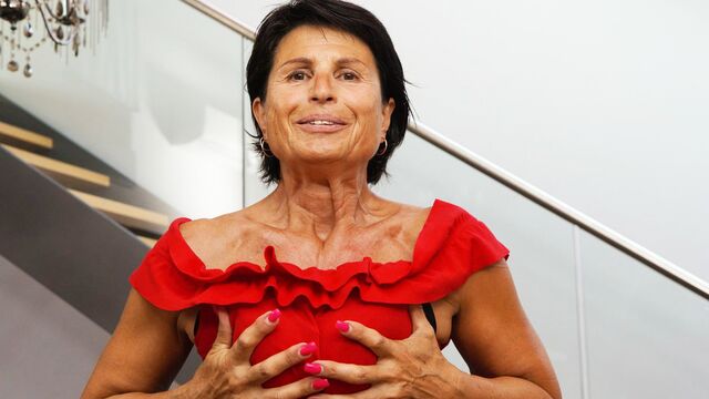 Astonishing short-haired brunette Petra T fucks with a small dildo